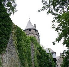 Bergfried-Burgmauer.jpg